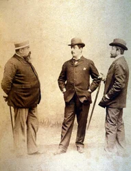 Giacomo Puccini (1858-1924) mit seinen Librettisten Giuseppe Giacosa (links) und Luigi Illica (rechts)